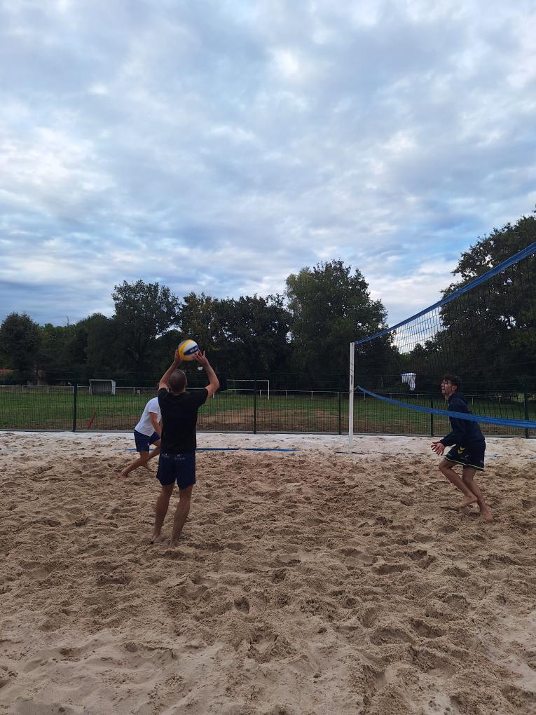 Joueurs en action sur le sable